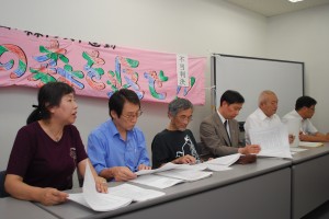 2009年６月16日、東京高裁の判決後に記者会見する住民と弁護士たち（東京・弁護士会館）