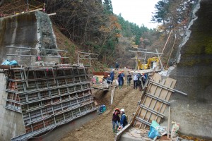 ダム中央部を基礎部分を含めて取り除き、沢水が自由に流れるようにしている。