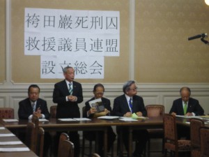 救援議員連盟の設立総会であいさつする牧野会長（左から２人目）。