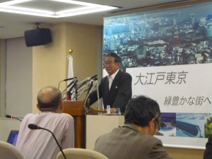 記者会見する石原慎太郎都知事