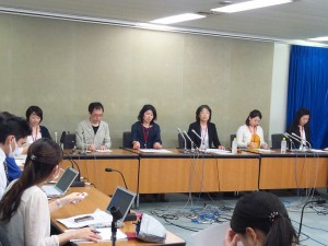 規制改革会議への意見書を共同提出した保育園を考える親の会などの記者会見。（提供／普光院亜紀）