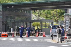 中庭にPAC3を配備しているため厳重警戒中の防衛省正門。（撮影／本誌取材班）