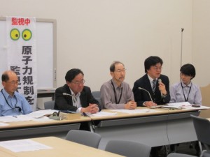 新規制基準の問題点を指摘する「原子力規制を監視する市民の会」のメンバーら。（撮影／赤岩友香）