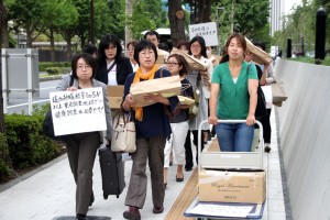 参議院議員会館に署名を提出に訪れた「関東ネット」のメンバー。（撮影／渡部睦美）