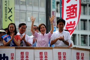 躍進した共産党の街頭演説。米倉春奈氏（中央）（６月24日）。（撮影／野中大樹）