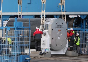 仏シェルブール港で高浜原発用ＭＯＸ燃料を荷揚げする、アレバ社の従業員。（提供／AP・AFLO）