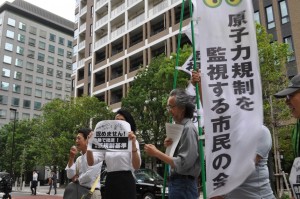 ６月19日、原発の新しい規制基準に原子力規制庁前で抗議する市民たち。（撮影／伊田浩之）