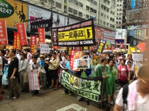 「香港の民主社会を守れ」などの横断幕を掲げる市民=香港セントラルで。(提供/楢橋里彩)