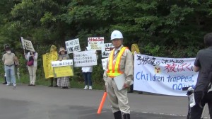 鮫川村の仮設焼却炉運転に抗議する住民ら。（写真／おしどりマコ・ケン）