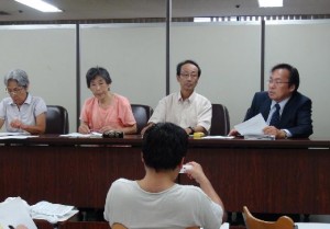 司法記者クラブで会見する原告ら。左から２人目が筆者。（提供／レイバーネット）