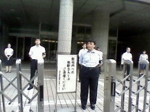 東京都内の「懲罰研修」会場前で、仁王立ちする都教委指導主事ら。（撮影／永野厚男）