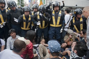 排外主義デモに抗議に来たカウンターデモのメンバーが、機動隊に囲まれる。（撮影／武馬伶子）