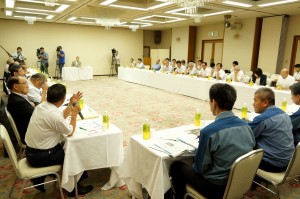 県民の代表ら約30人が出席して、廃炉計画を聞いた「安全確保県民会議」。（撮影／藍原寛子）