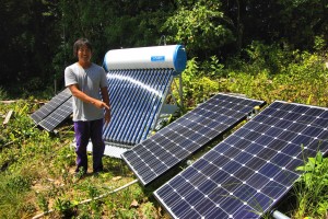 木村俊雄氏が自宅に設置した太陽光パネルと温水器。電力会社には頼らない。（撮影／横田一）