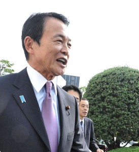 暴行事件の10日後に開かれた理事会から退席する麻生太郎会長。岸記念体育館前で。（撮影／中島みなみ）