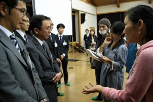 長野県大鹿村での説明会。JR東海の社員(左側)に説明の延長を訴える住民ら。(撮影/樫田秀樹)