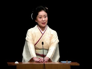 「腹が裂け、腸が垂れ、眼球が飛び出し顔に垂れている」。講談中の神田さん。（撮影／編集部）