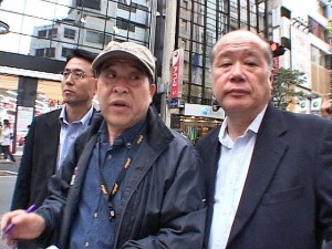 山口警部（中央）と現場を指揮した栢木國廣公安二課長（右）。（提供／国家賠償請求訴訟団）