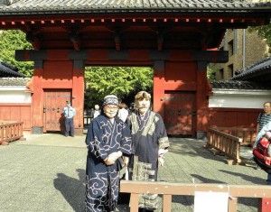 赤門前で。「これから交渉に向かいます」。（写真／根岸恵子）