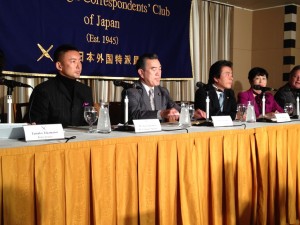 日本外国特派員協会で会見に臨む（左から）山本太郎、主濱了、仁比聡平、福島みずほの各参議院議員＝14日。（撮影／片岡伸行）