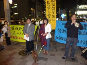 「秘密保全法に反対する愛知の会」による、名古屋市内での夜の宣伝活動。トランペットも繰り出し、同会共同代表の中谷雄二弁護士が熱弁をふるった＝14日。（提供／同会）