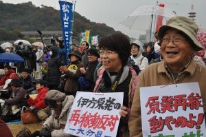 城山公園で開かれた集会では三宅洋平さんらの演奏もあり、終始なごやかな雰囲気だった。