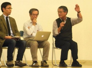 シンポジウムで講演する今中哲二氏(右端)=11月17日。(撮影/粟野仁雄)