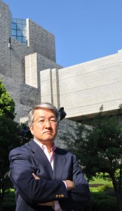 原発裁判の歪みについて語る黒木亮氏。（東京・最高裁判所前、撮影／伊田浩之） 