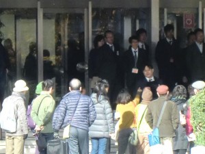 大阪地裁の正面玄関で、有罪判決に抗議する支援者ら。（撮影／真野きみえ）