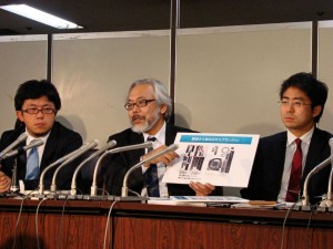 東京高裁が再鑑定を行なう決定をしたことを公表する八木氏の弁護団。（撮影／片岡健）