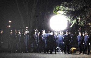 「強制排除」に集まった警官隊＝2013年12月29日午後10時半。（撮影／楡原民佳）