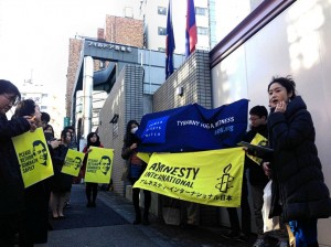 強制失踪から約１年。駐日ラオス大使館前で抗議する人権団体の人たち。（撮影／片岡伸行）