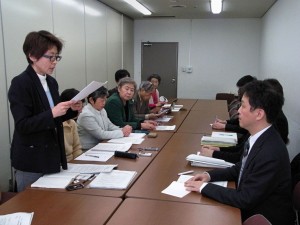 厚労省に申し入れるグリーンピースや反農薬東京グループなど（左）。（撮影／グリーンピース）