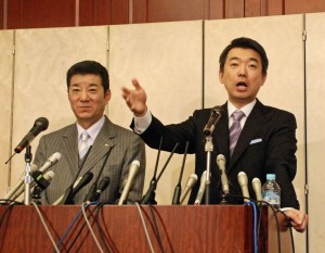 会見で辞職と出直し選挙を表明する橋下氏（右）＝２月３日、大阪府公館。（撮影／粟野仁雄）