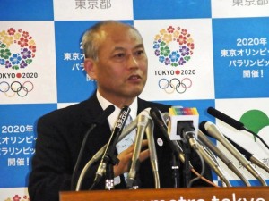 胸に五輪バッジをつけ、14日の会見に臨んだ舛添要一新知事。（撮影／永尾俊彦）