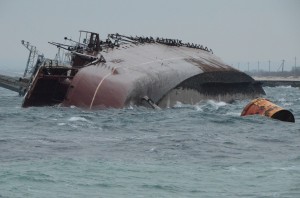 自沈船。水深が浅いため船体は海上に姿をさらしている＝ドヌーズラフスキー湾。（撮影／田中龍作）
