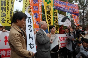 支援者に「再審開始」を報告する西嶋弁護団長（中央）と袴田秀子さん（右隣）。（撮影／校篠実）