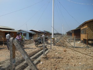 隣家と密接した狭い移転地。道路の幅も狭い。（撮影／土川実鳴）