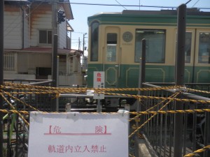 強行工事で閉鎖された江ノ電稲村ヶ崎駅付近の線路横断路。（撮影／きゆなはれる）