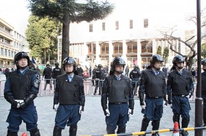 東京・豊島公会堂前を封鎖し、警備する警視庁の職員ら。（撮影／渡部睦美）