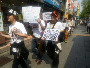 韓国・ソウルの中心部で、差別反対のパレードをするデモ隊一行。（提供／桜井信栄）