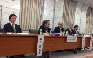 日米のセブン商法の違いについて発言するサイード氏（左から３人目）ら。（撮影／編集部）
