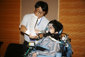 人工呼吸器使用者の「自己負担ゼロ」を訴える保田広輝さん。(撮影/越膳綾子)