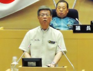 那覇市議会６月定例会で答弁する翁長雄志那覇市長。６月６日午前。（撮影／本誌取材班）