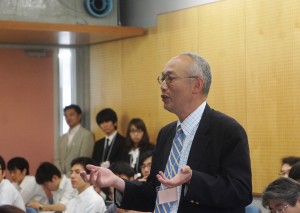 土木計画学研究発表会で発言する防波堤見直し派の阿部正人氏。仙台、６月７日。（撮影／横田一）