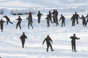 陸上自衛隊真駒内駐屯地（札幌市）でのスキーの光景。訓練中の急死が多発している。（撮影／三宅勝久）