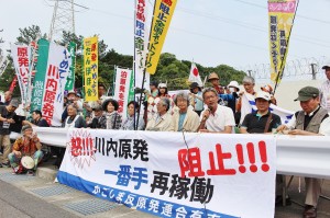 再稼働阻止に向けて川内原発ゲート前に全国から集まった220人の人びと。（撮影／山本勇祐）