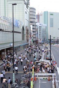 横断橋から見える新宿の風景。事件から１日で、すでに風化してしまったかのようだ。（撮影／川野貴裕）