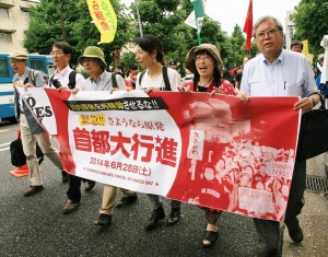 デモ行進で「脱原発」を呼びかける俳優の木内みどり氏（右から３人目）ら。（撮影／斉藤円華）