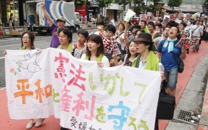 22日、「改憲やめろ」などと訴えながら渋谷を歩くデモ隊。（撮影／内原英聡・編集部）
